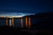 Leuchtende Nachtwolken - Mitternachtsdämmerung über dem Seezeichenhafen